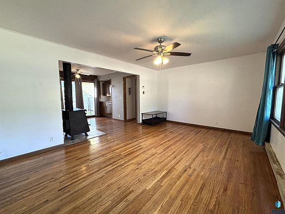 4th image of 521 W 2nd Ave