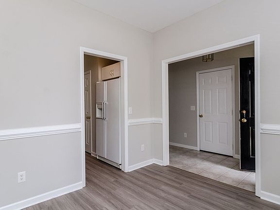 2nd image of 1015 Avenshire Cir