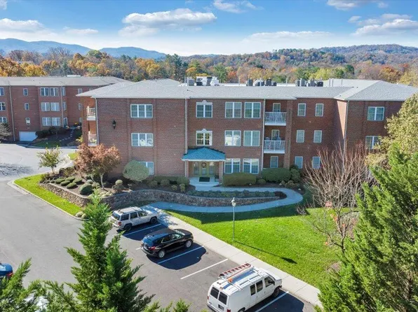 3040 McVitty Forest Dr APT 211, Roanoke, VA 24018