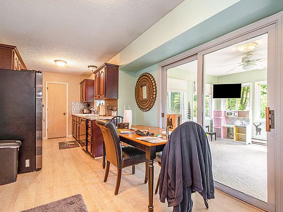 5th image of 924 N Park Ct NE
