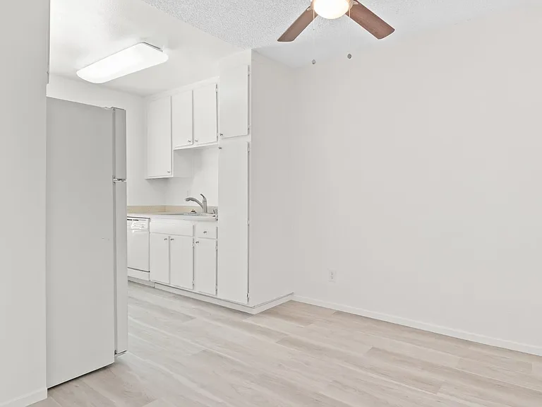 Four Winds Apartments — Photo 8