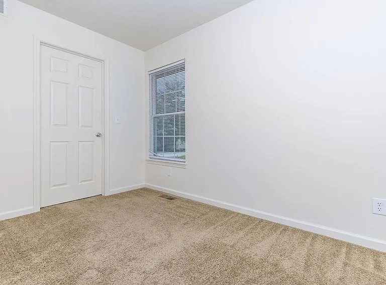 Regency Court Apartments — Photo 51