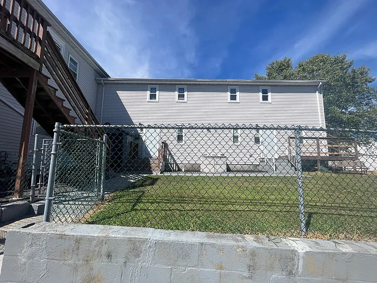 532 Warren St E — Photo 26