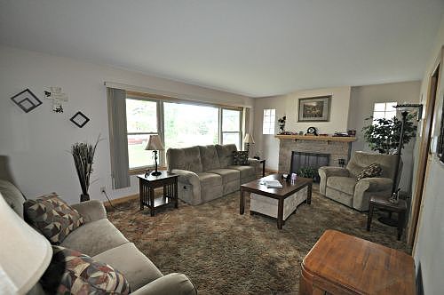 Living Room w/Nat Fireplace