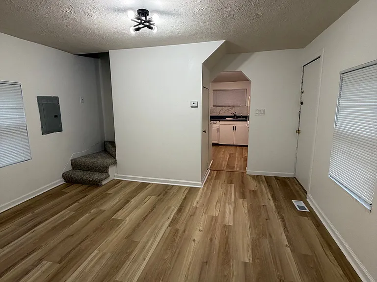 1305 Avenue C — Photo 2
