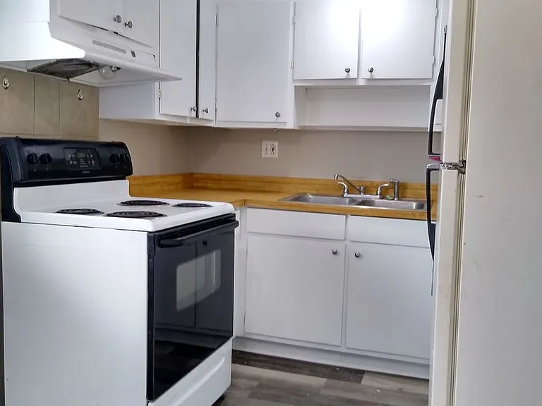 1990 N Beeler St #8 — Photo 25