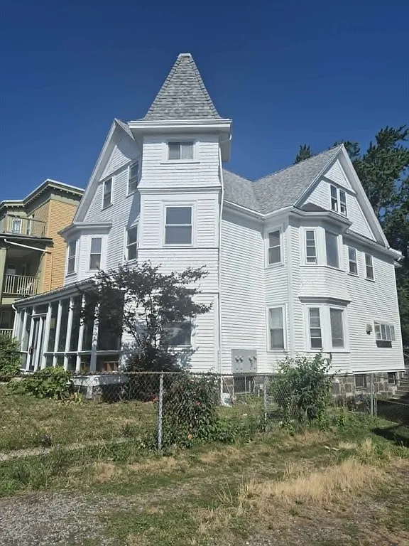 3 bed, 1.0 bath, 1300 sqft, $3,300 — Photo 1