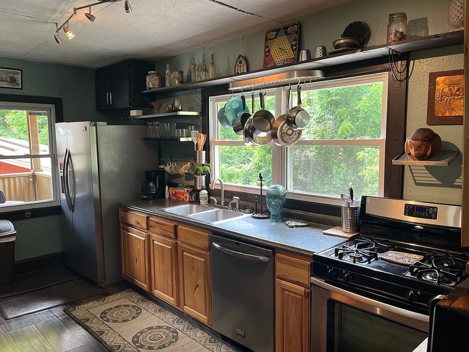Kitchen fully equipped with gas oven