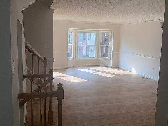 3rd image of 302 Sunny Hill Ct