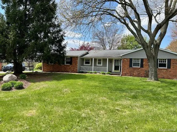 4305 N Hickory Ridge Rd, Highland, MI 48357
