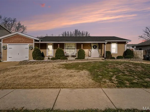 1321 Green Mist Dr, Fenton, MO 63026