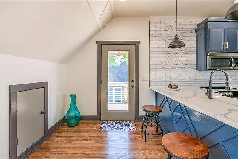 3 bed, 2.0 bath, 1330 sqft, $2,600 — Photo 3