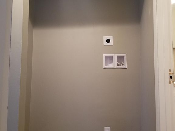 W/D Hook Up (requires stackable)