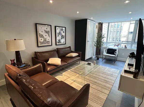 80 Cumberland St #301, Toronto, ON M5R 3V1