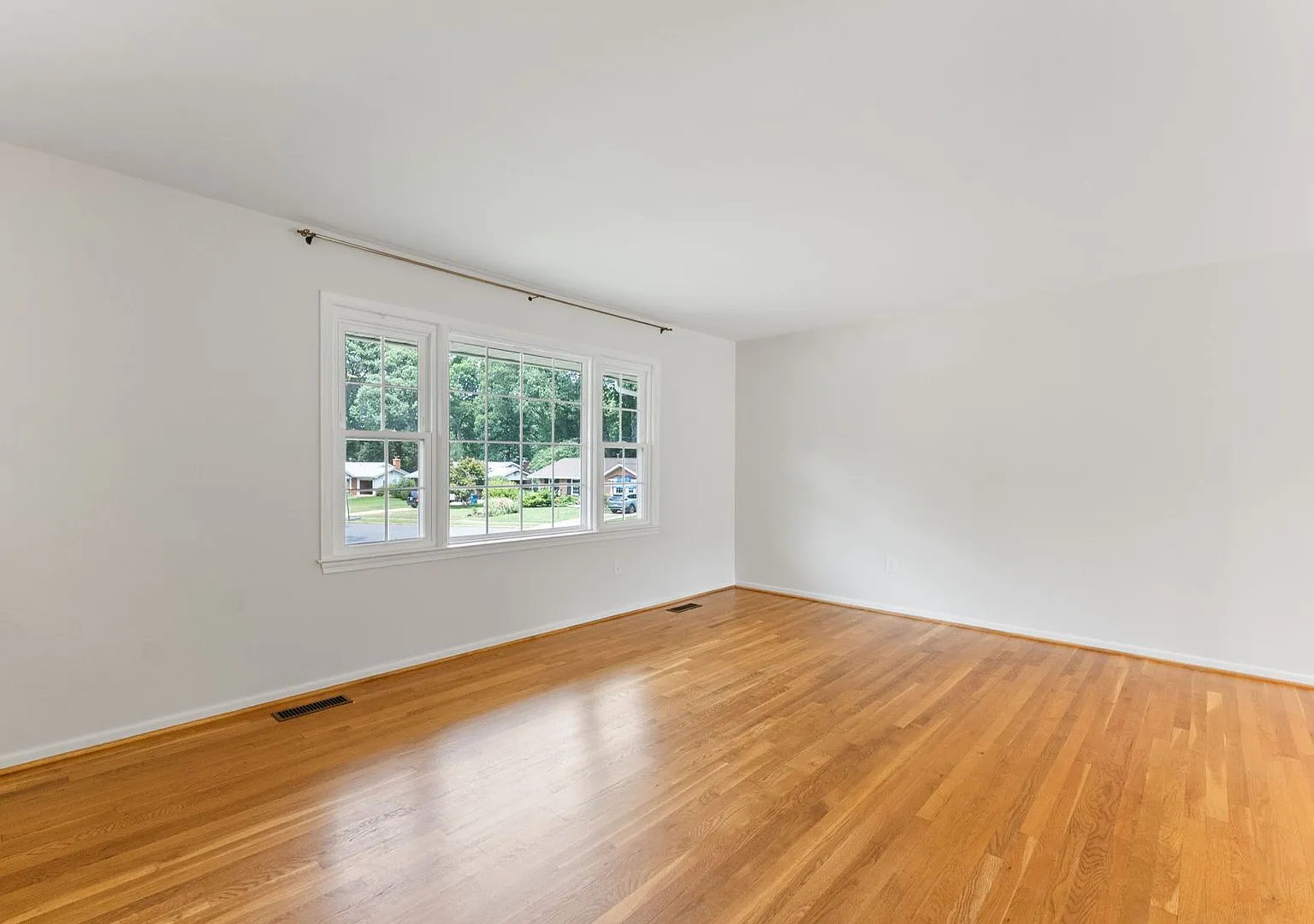 Elegant Single-Family Home in Vienna | Spacious Living in a Prime Location — Photo 3