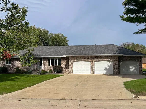 520 Upper Terrace Dr, Independence, IA 50644