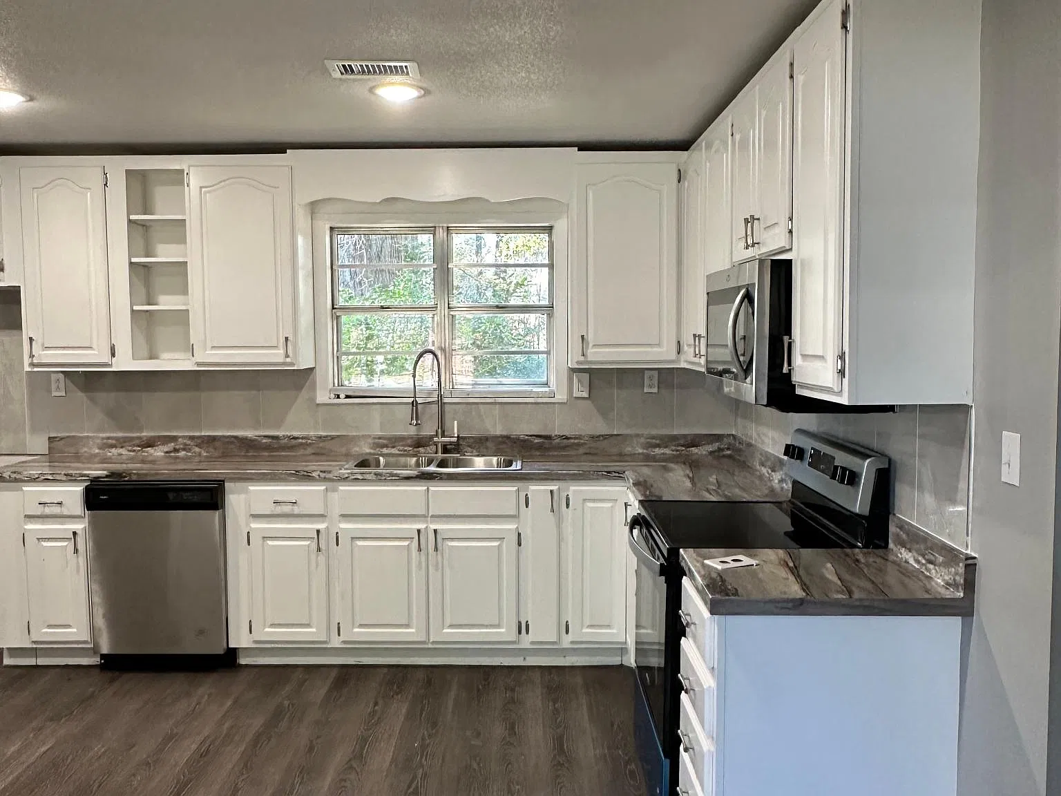 3 bed, 2250 sqft, $1,700 — Photo 2
