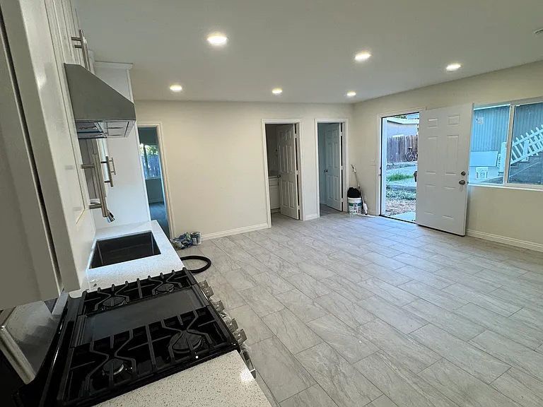 894 E Avenida De Los Arboles — Photo 6