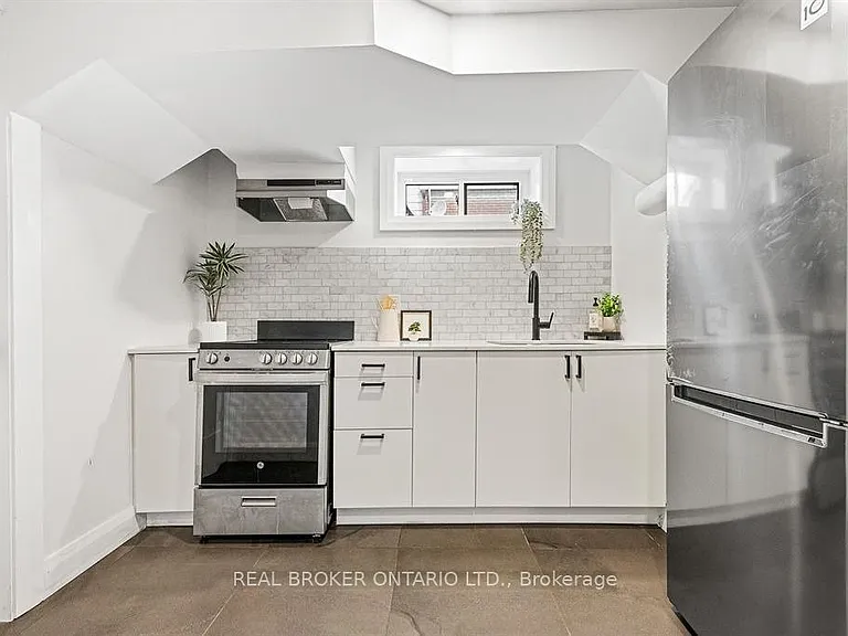 2061 Featherston Dr #2 — Photo 5