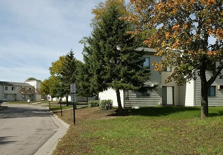 Victoria Townhomes — Photo 1