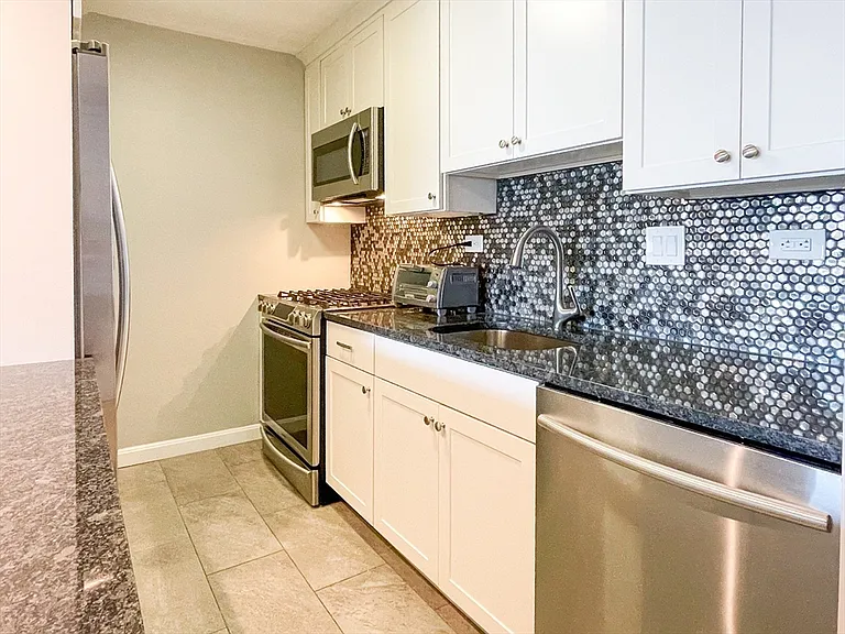 9 Hawthorne Pl #11J — Photo 1