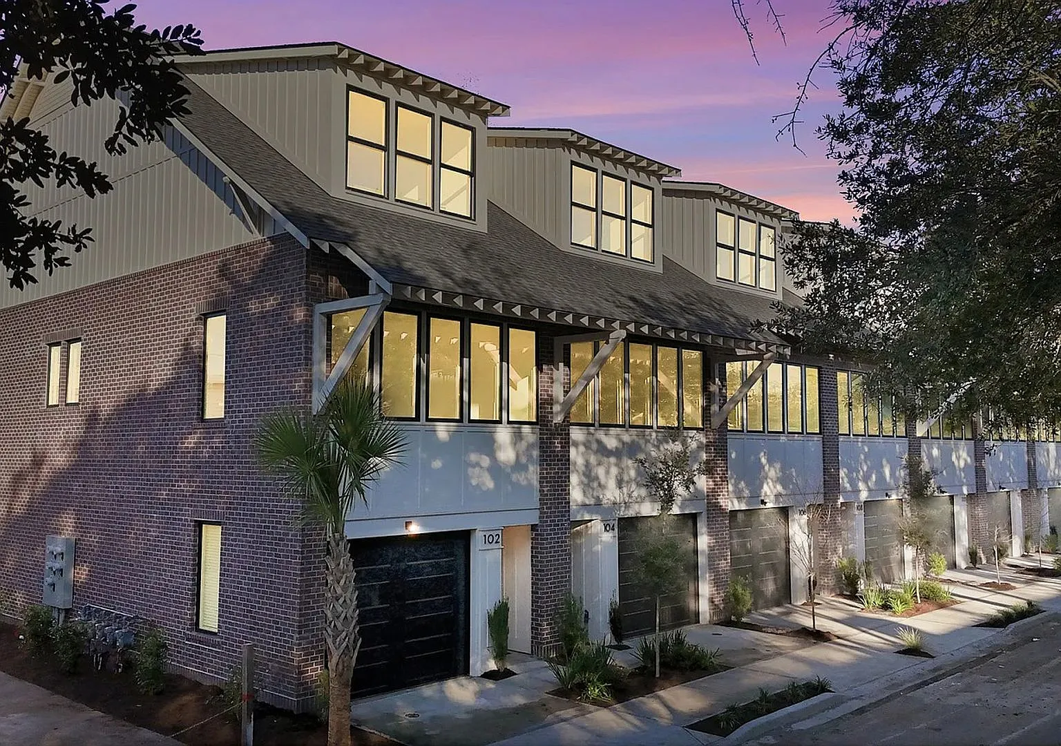 Luxury New Construction Rental Near Starland, SCAD & Ardsley Park with Garage and Private Courtyard — Photo 1