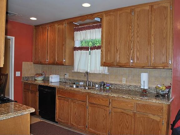 5th image of 627 Irving Dr