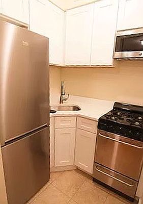 4th image of 42 W 76th St APT M2