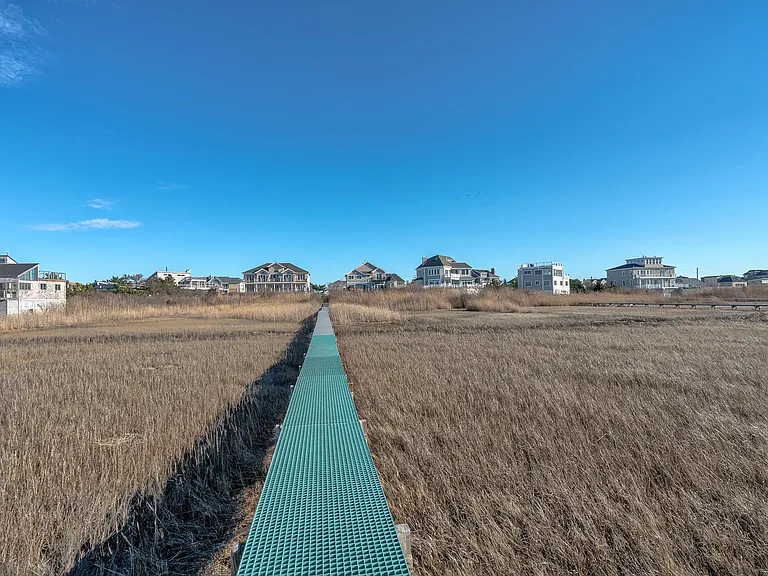 818 Dune Rd — Photo 10