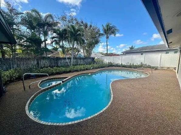 4914 Acorn Dr, Boca Raton, FL 33487