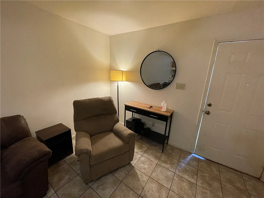 2 bed, 1.0 bath, 700 sqft, $1,100 — Photo 3