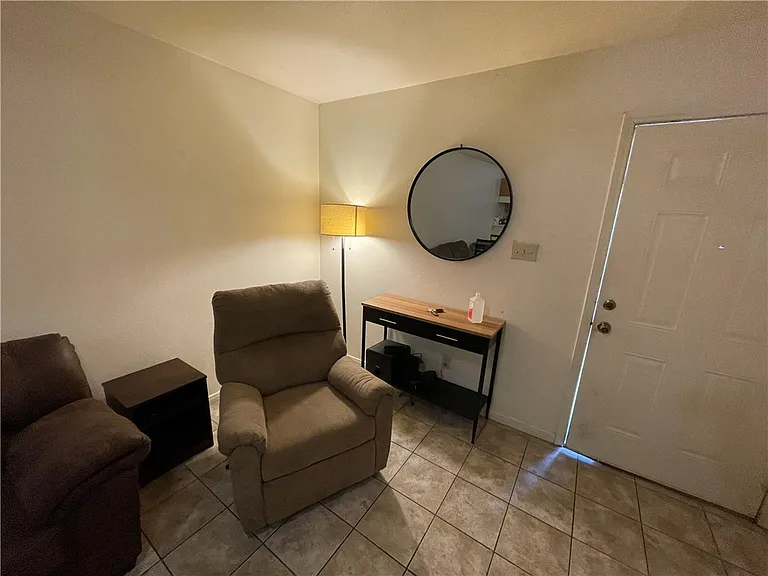 2109 Breezeway Cir — Photo 3