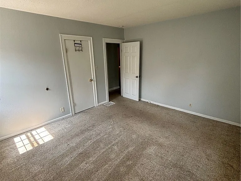 102 Wellington Rd — Photo 27