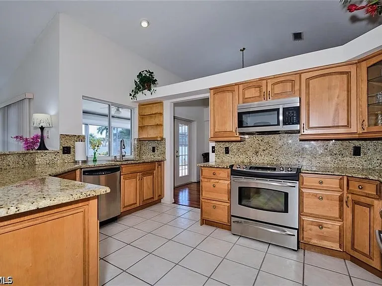 5507 SW 14th Pl — Photo 8