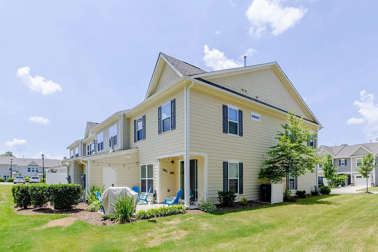 3 bed, 2.5 bath, 1832 sqft, $2,200 — Photo 3