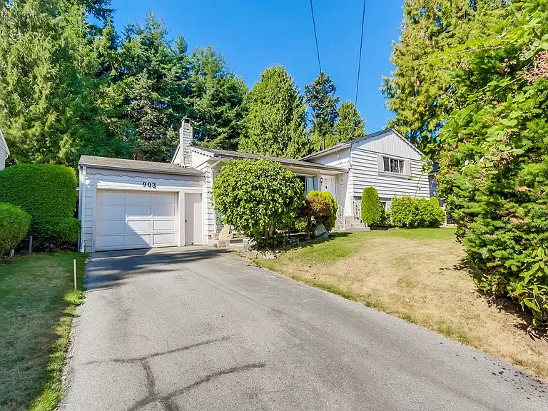 903 Bayview Dr — Photo 3