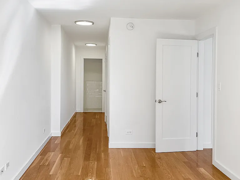 150 E 18th St — Photo 11