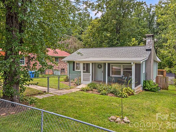 2nd image of 1015 Mountain View St