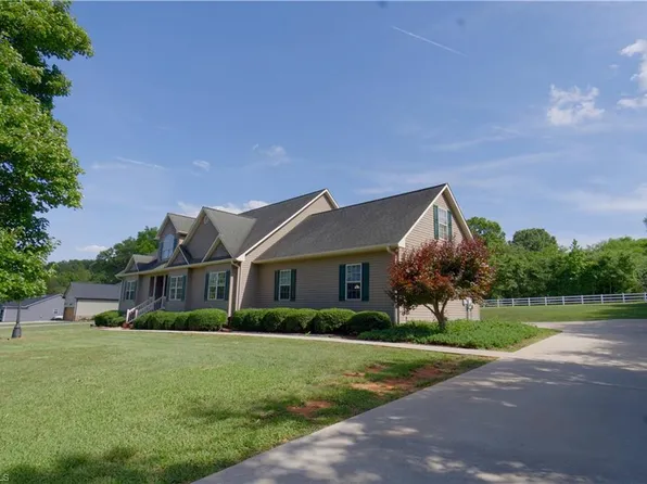 2034 Waterford Pointe Rd, Lexington, NC 27292