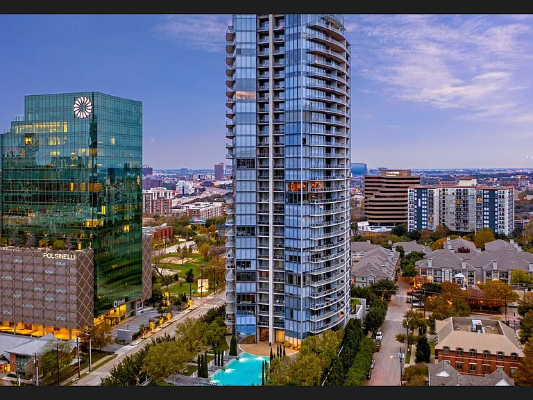 2900 McKinnon St #804 — Photo 32