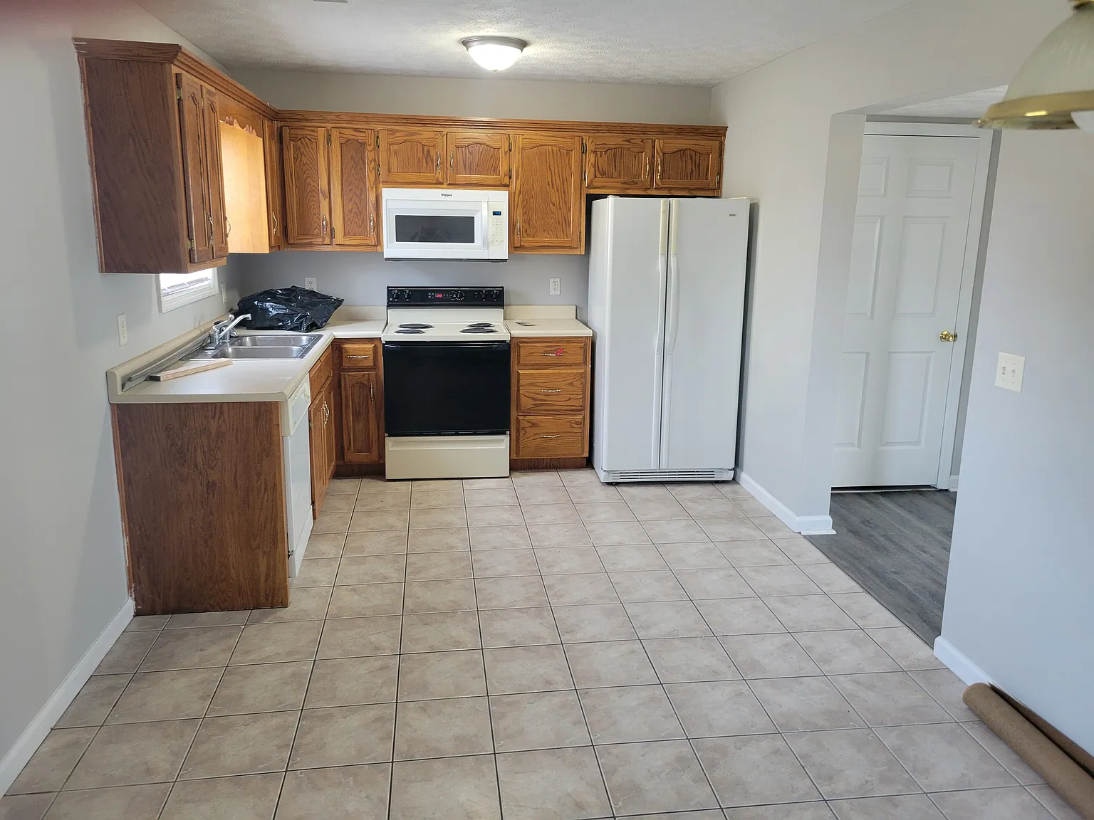 2 bed, 1.5 bath, 1300 sqft, $1,100 — Photo 2