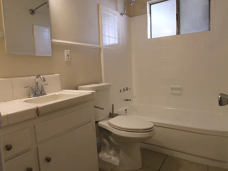 Silverwood Apartments (538,550,562) — Photo 14