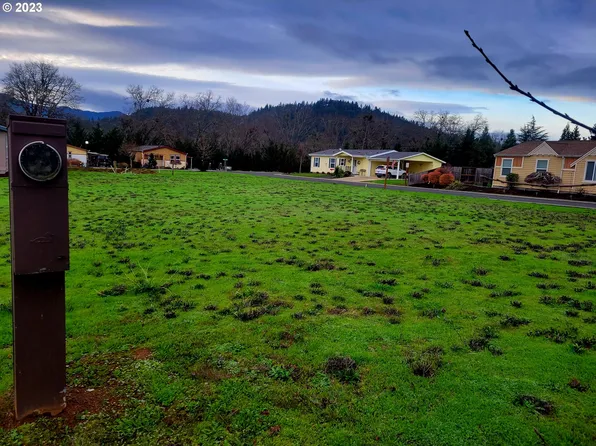 260 Mathews Dr #21, Myrtle Creek, OR 97457