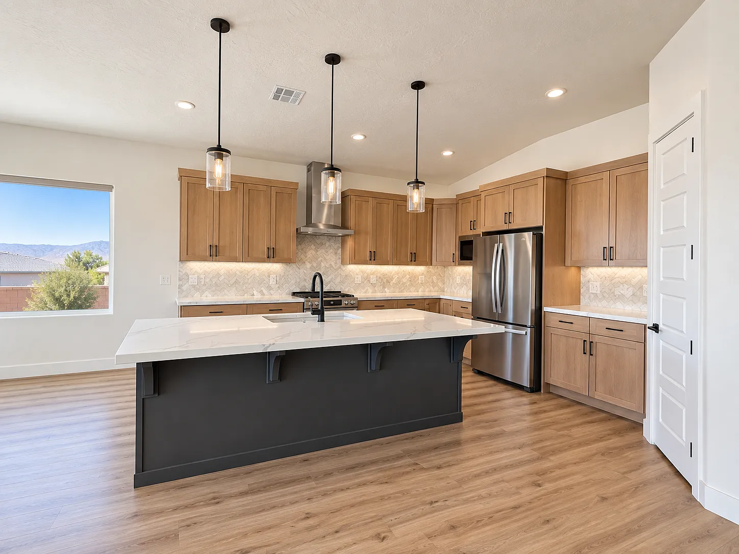 4 bed, 3.0 bath, 2578 sqft, $2,985 — Photo 4