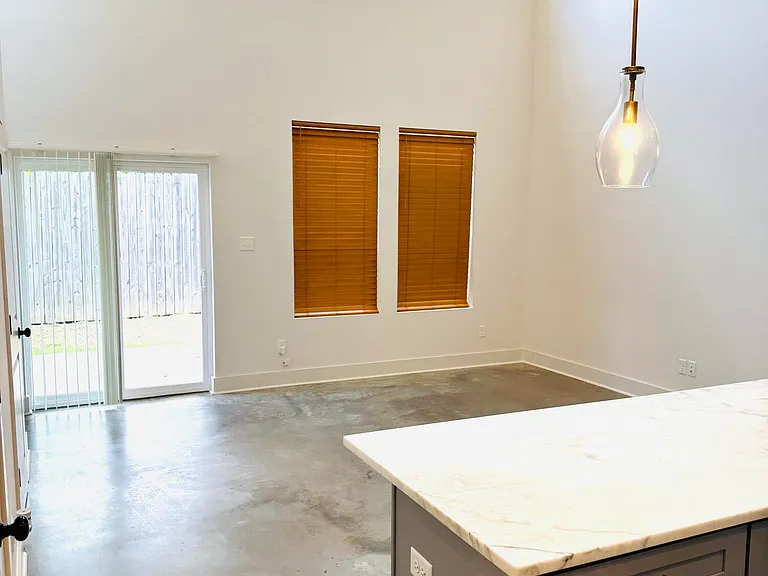 512 Highland Oaks Ln — Photo 2