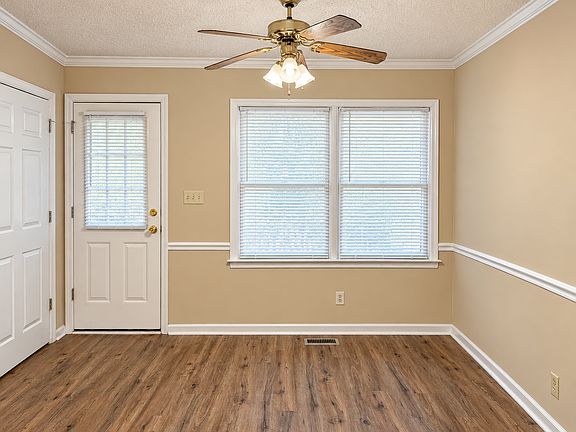 5th image of 3813 Mayfair Ln