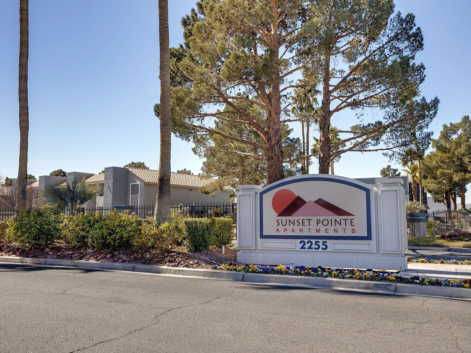 Sunset Pointe Apartments — Photo 2