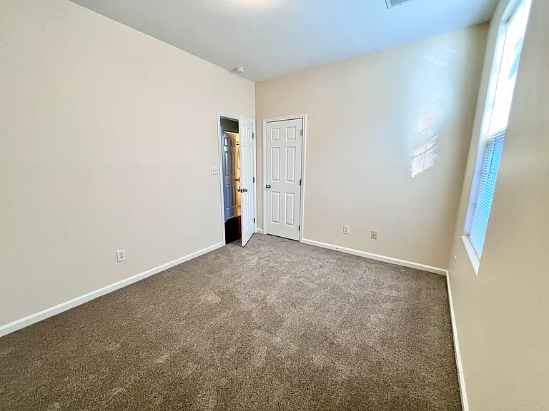 220 Shannon Ct — Photo 29