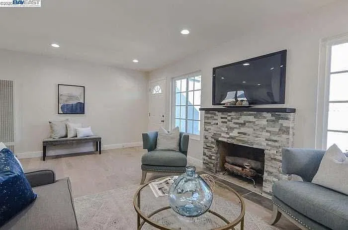 3 bed, 1060 sqft, $3,900 — Photo 2