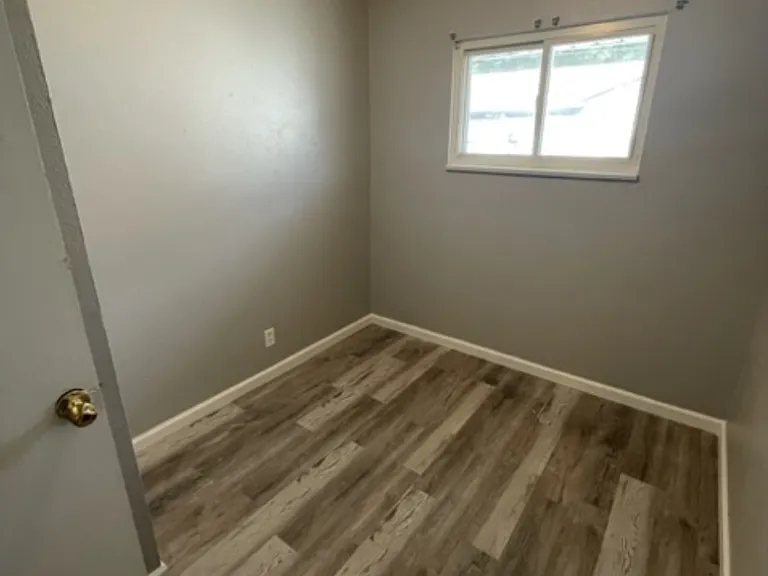 152 Perthshire Rd — Photo 8